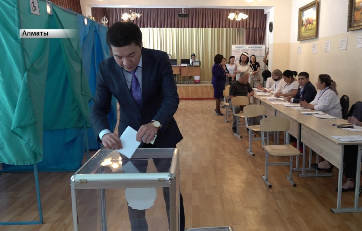 Артисты и медийные личности приняли участие в референдуме в Алматы 