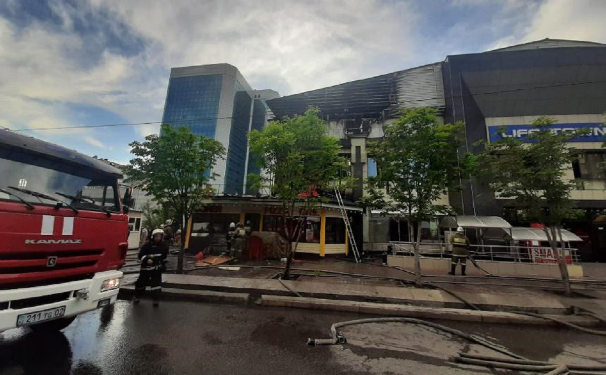 В Медеуском районе загорелся торговый центр