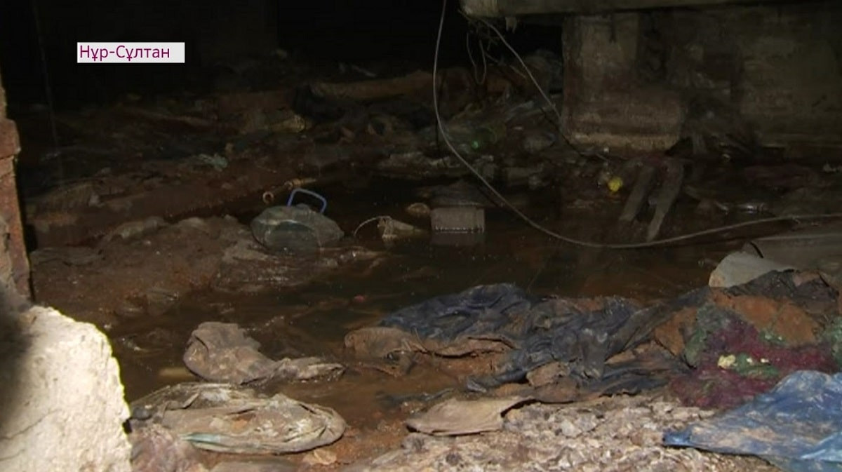 "Невозможно здесь находиться": люди вынуждены жить в доме с затопленным нечистотами подвалом 