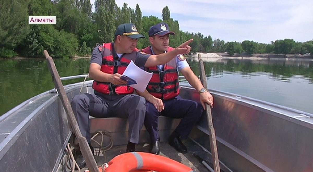Купальный сезон в Алматы: сотрудники ДЧС проводят рейды на водоемах 