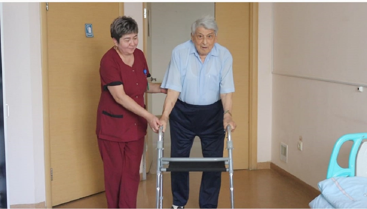 92-летнему алматинцу в третий раз заменили тазобедренный сустав