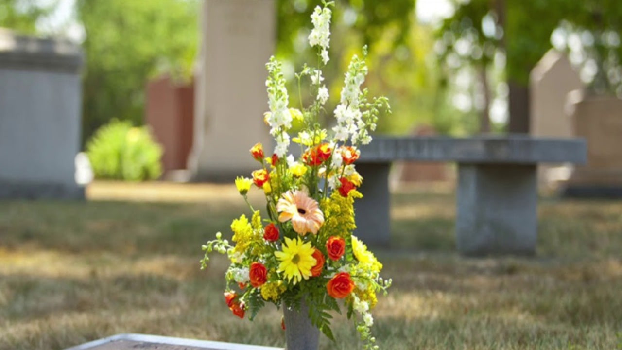 По решению суда: убитого горем жениха оштрафовали за возложенные цветы на могиле невесты