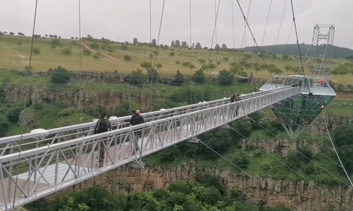 Уникальный стеклянный мост над пропастью открыли в Грузии