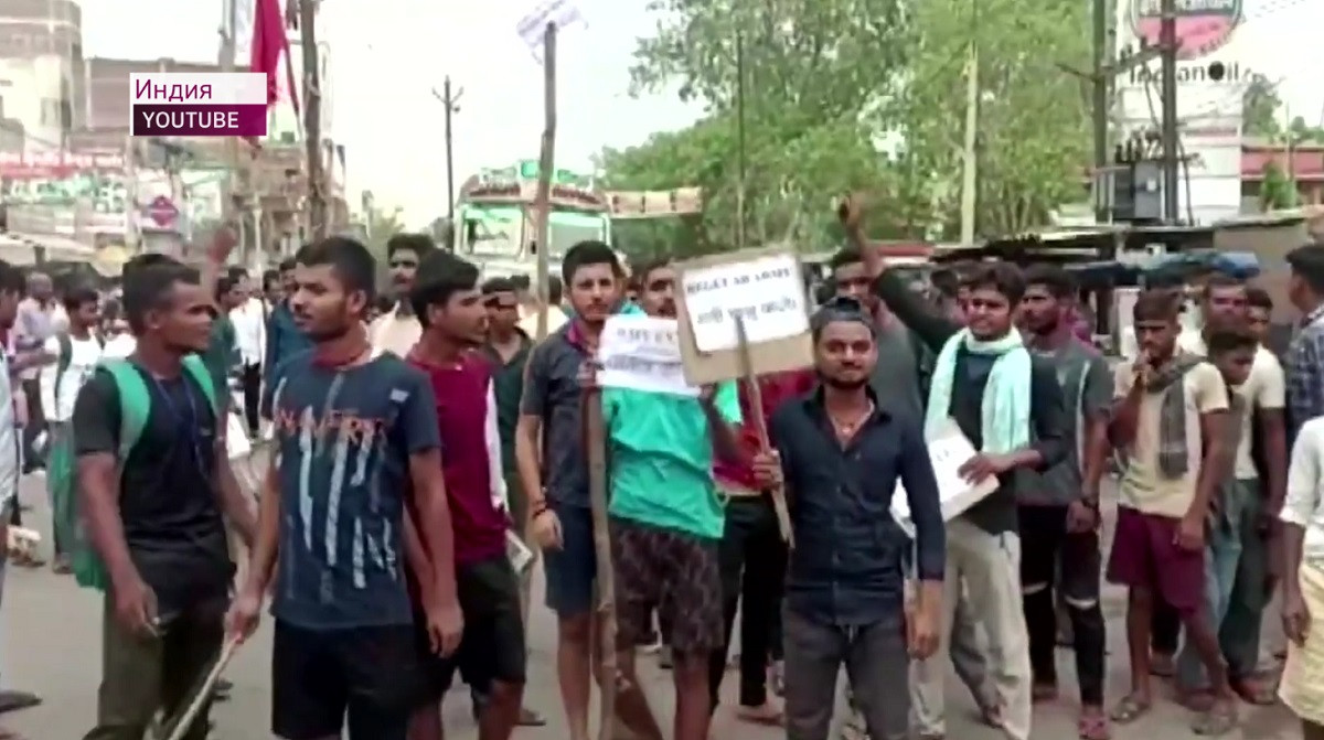Массовые протесты переросли в беспорядки в Индии  