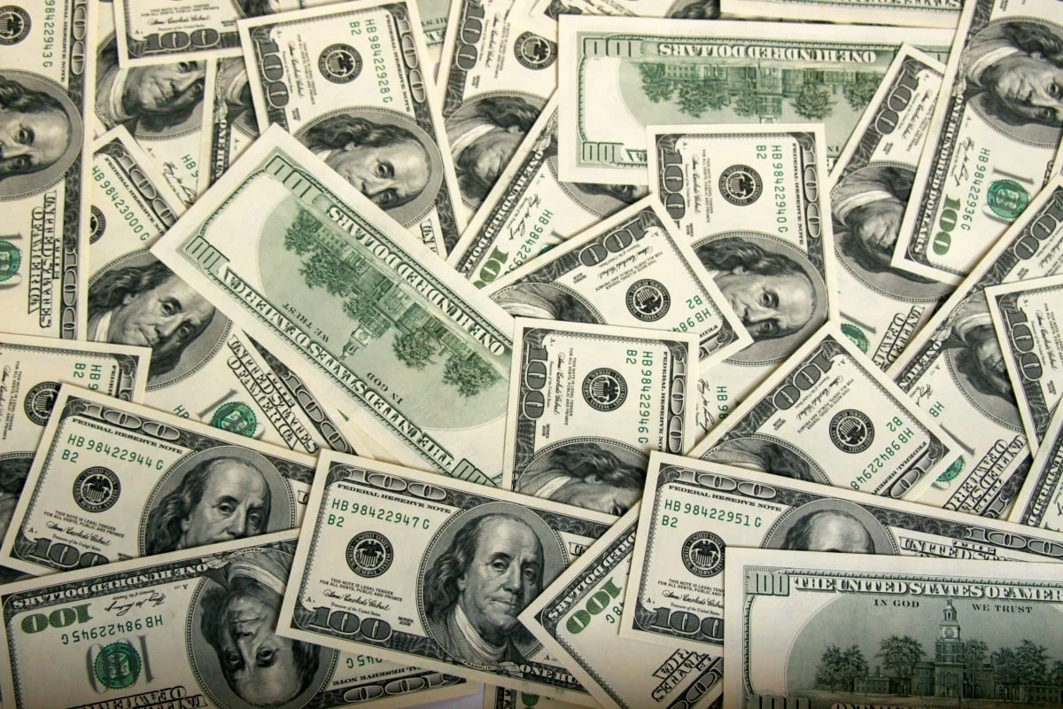 За сколько продают доллары в обменниках Алматы 18 июня