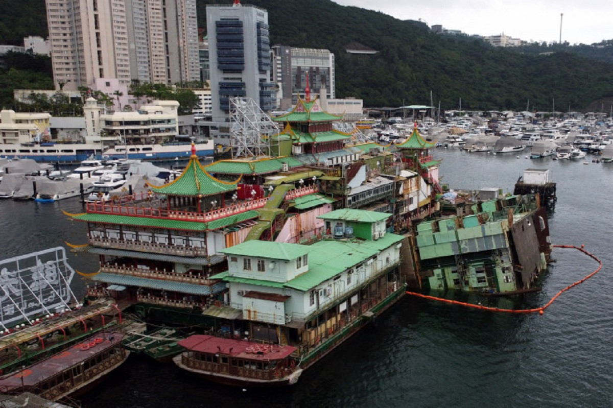 Деликатесы ушли под воду: гигантский плавучий ресторан затонул в Гонконге 