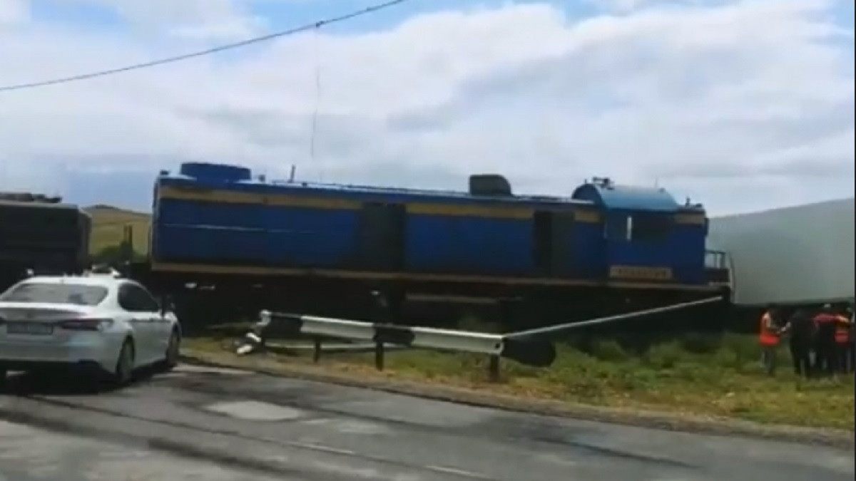 Грузовой поезд столкнулся с фурой в Шымкенте