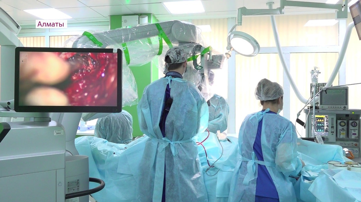 Сложнейшая операция: врачи Алматы спасли пациентку от паралича 