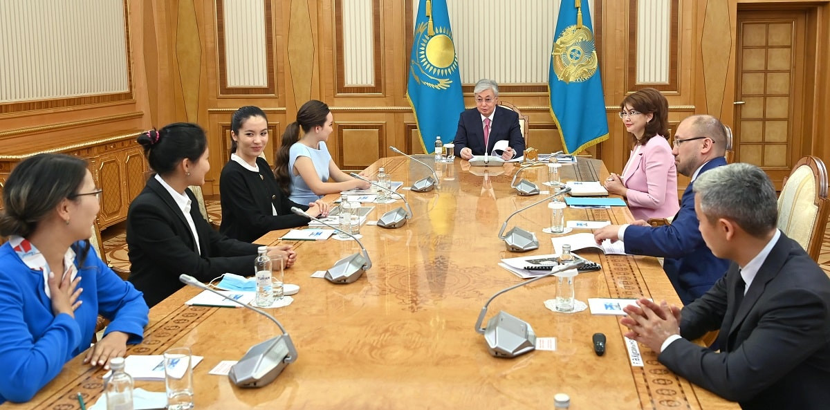 Токаев встретился с членами национальной женской сборной Казахстана по шахматам