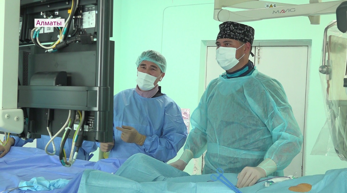 Без разрезов и наркоза: алматинские врачи успешно провели инновационную операцию пациенту 