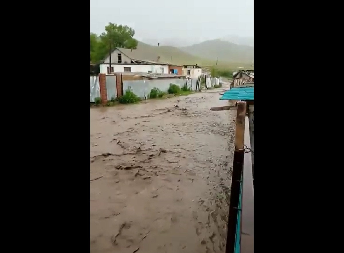 В Алматинской области затопило дворы и улицы поселка