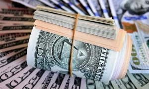 За сколько продают доллары в обменниках Алматы 25 июня