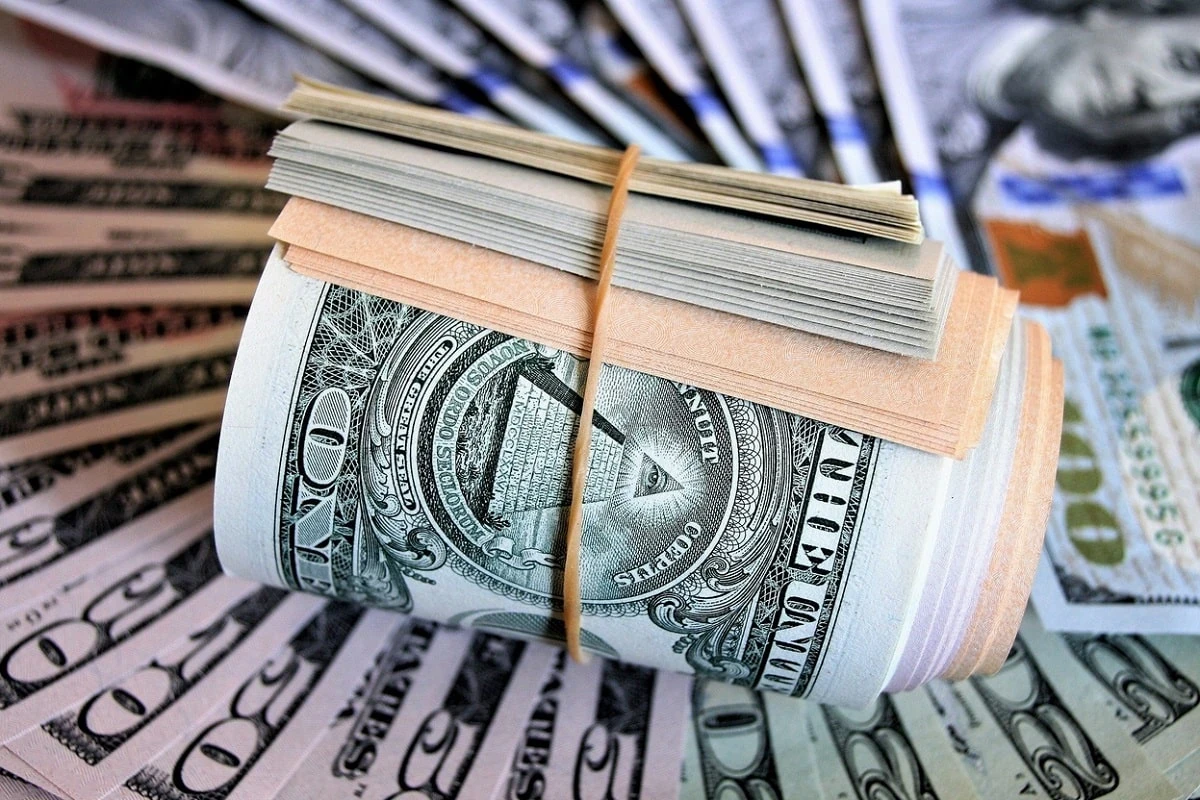 За сколько продают доллары в обменниках Алматы 25 июня