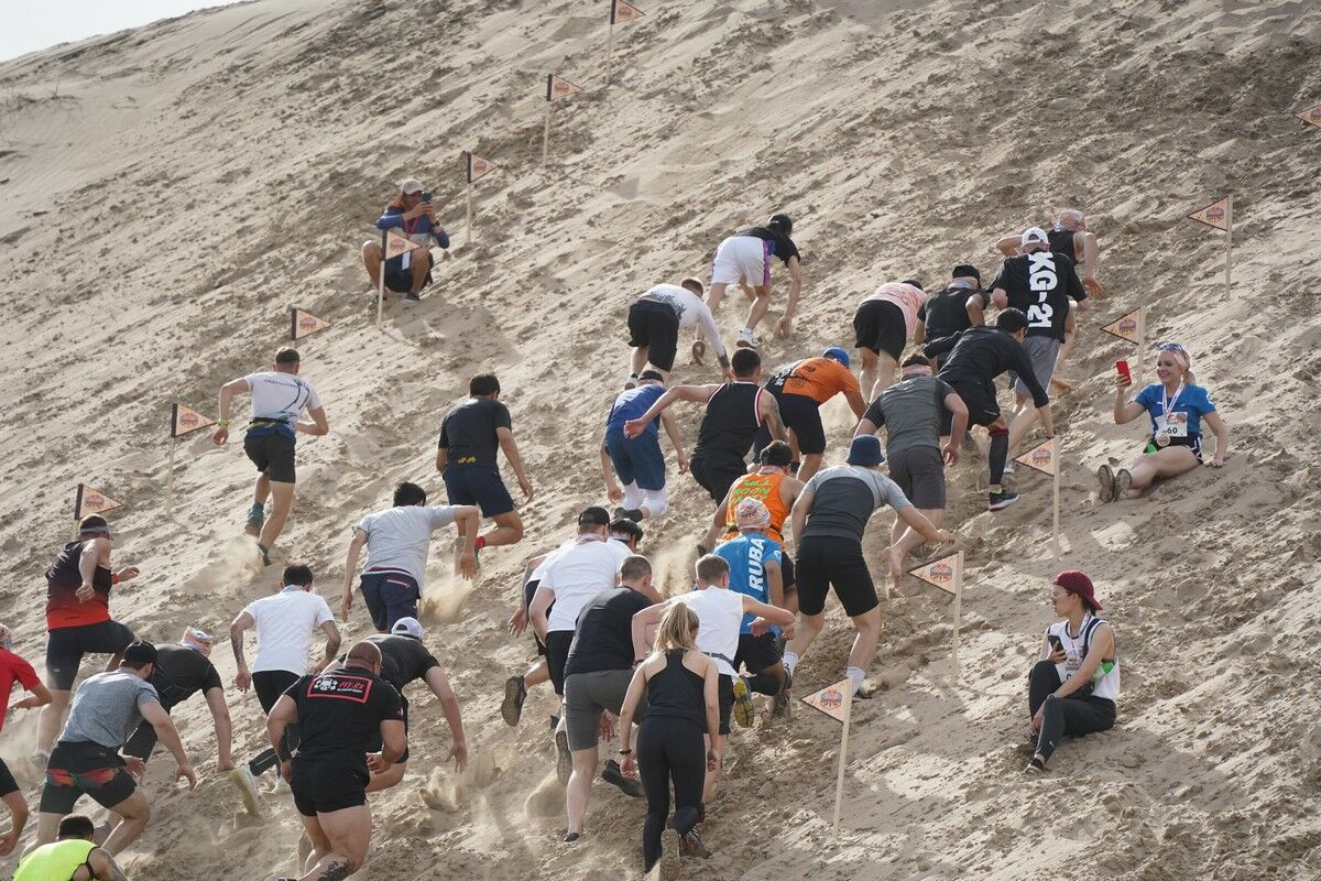Бег по песчаным дюнам: экстремальные соревнования прошли на Капшагае