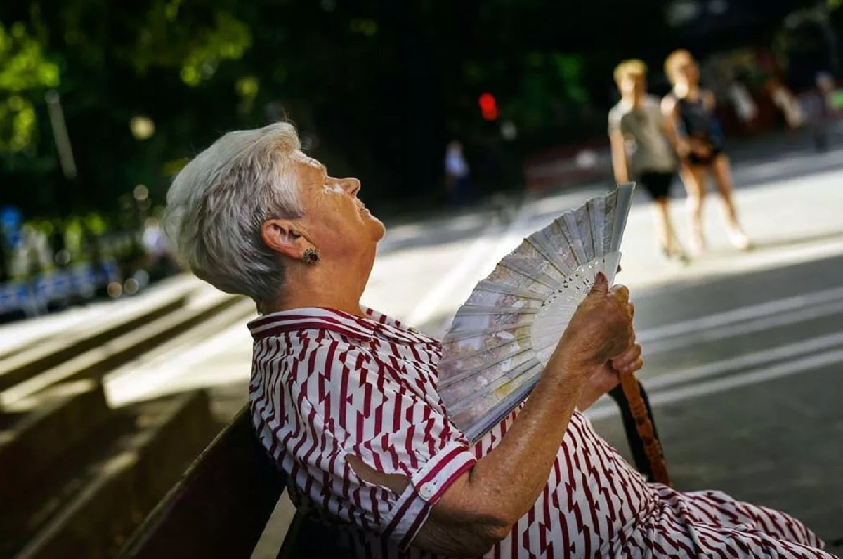 Что делать пожилым людям во время сильной жары - советы врача