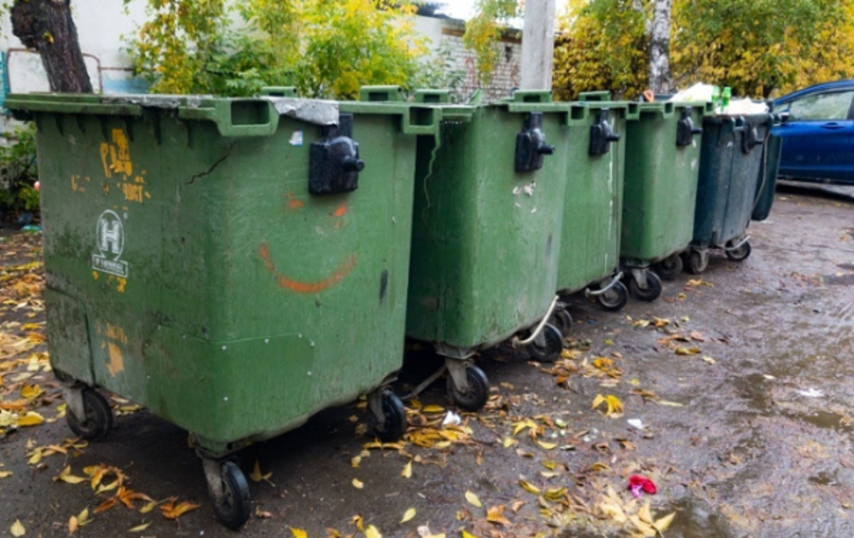 Зеленая мусорка. Старый мусорный контейнер. Помойка контейнер. Старые мусорные баки.