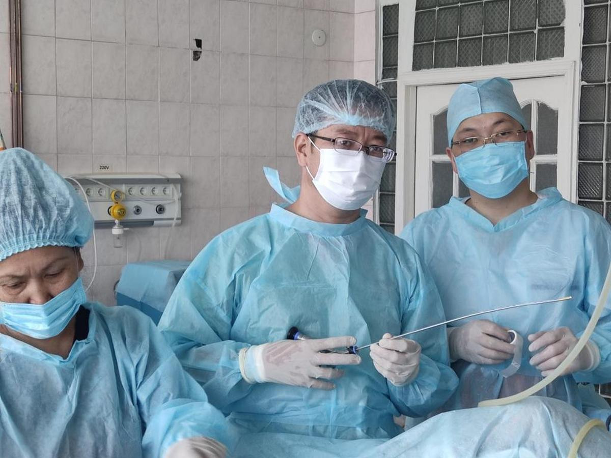 Урологи Алматы провели сложную высокотехнологичную операцию 66-летнему пациенту