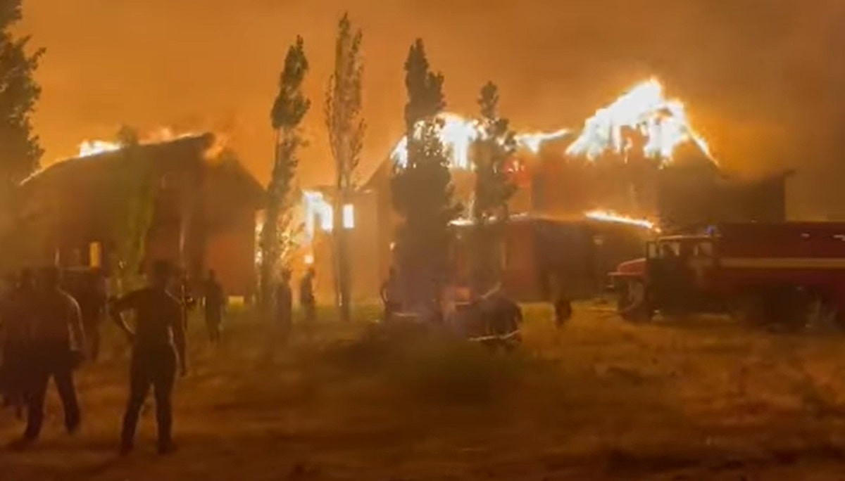 Пожар на Алаколе: от огня пострадали 4 базы отдыха