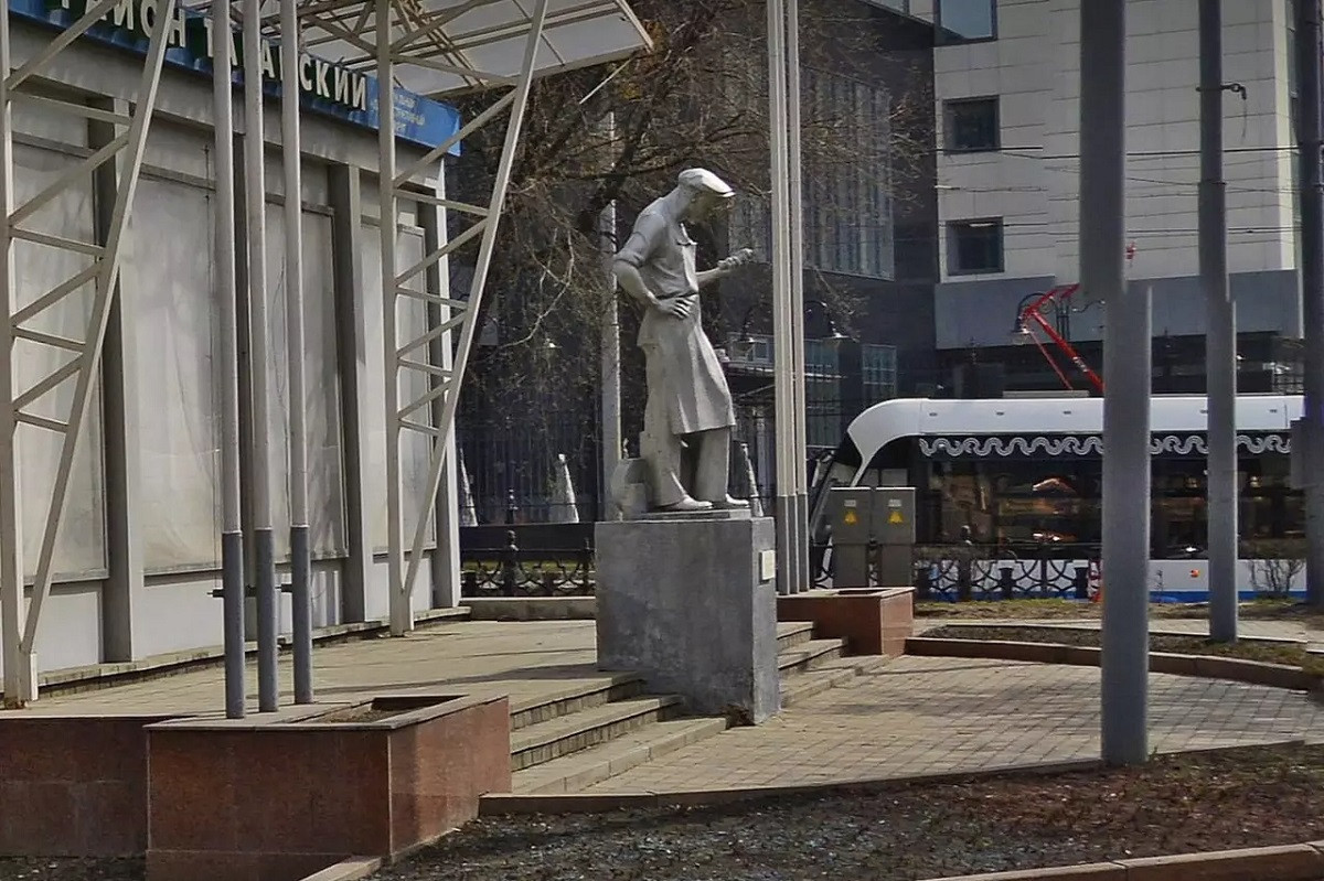 Назад в будущее: в Москве нашли столетнюю скульптуру человека со "смартфоном"