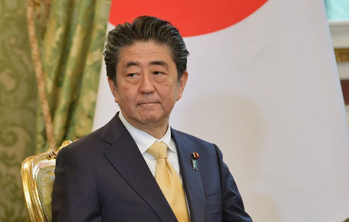 Покушение на Синдзо Абэ: политик не подает признаков жизни