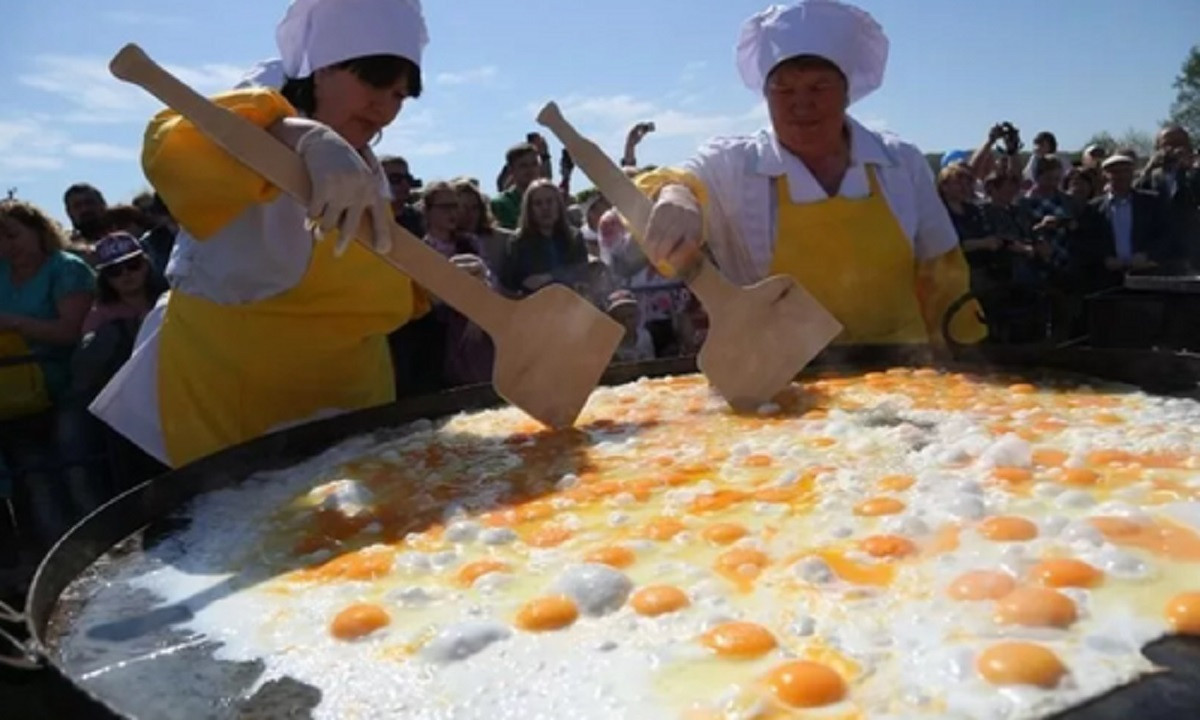 Пошли на рекорд: в Татарстане хотят зажарить гигантскую яичницу из 8000 яиц