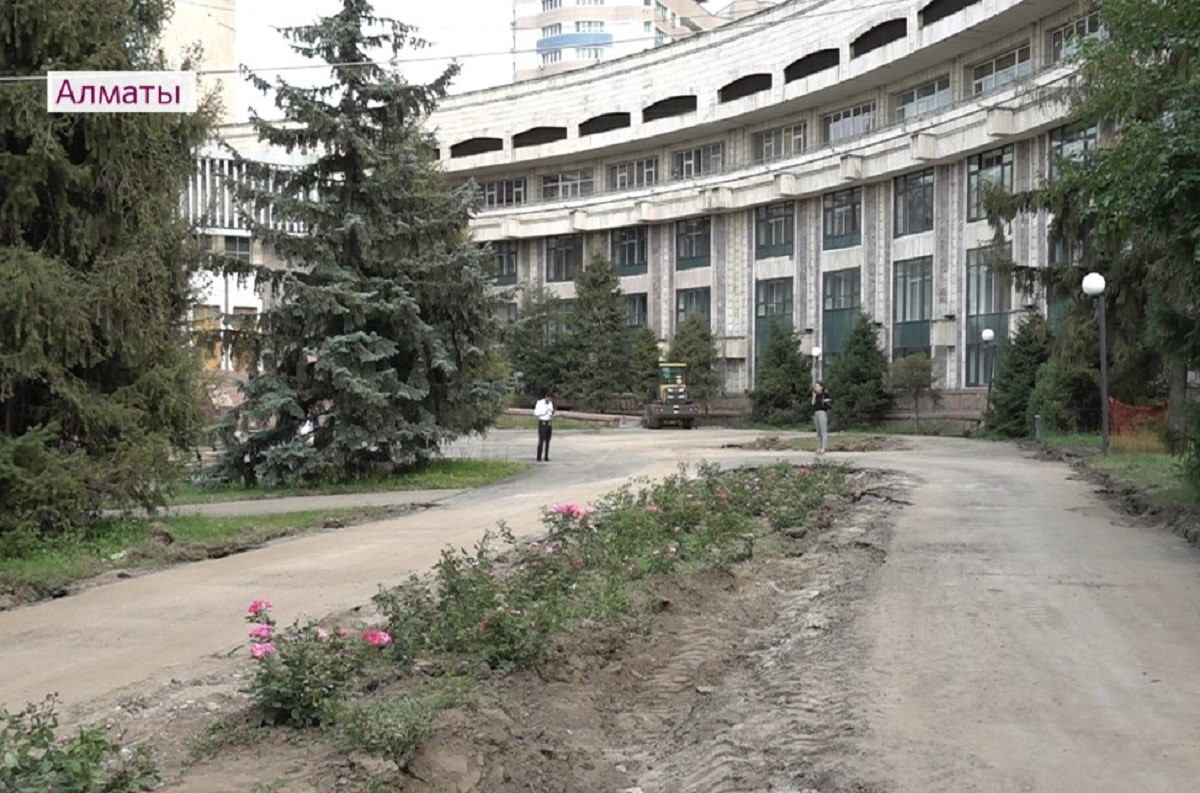 Сквер у дворца школьников в Алматы сохранит первозданный вид