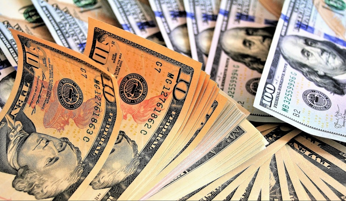 За сколько продают доллары в обменниках Алматы 13 июля 