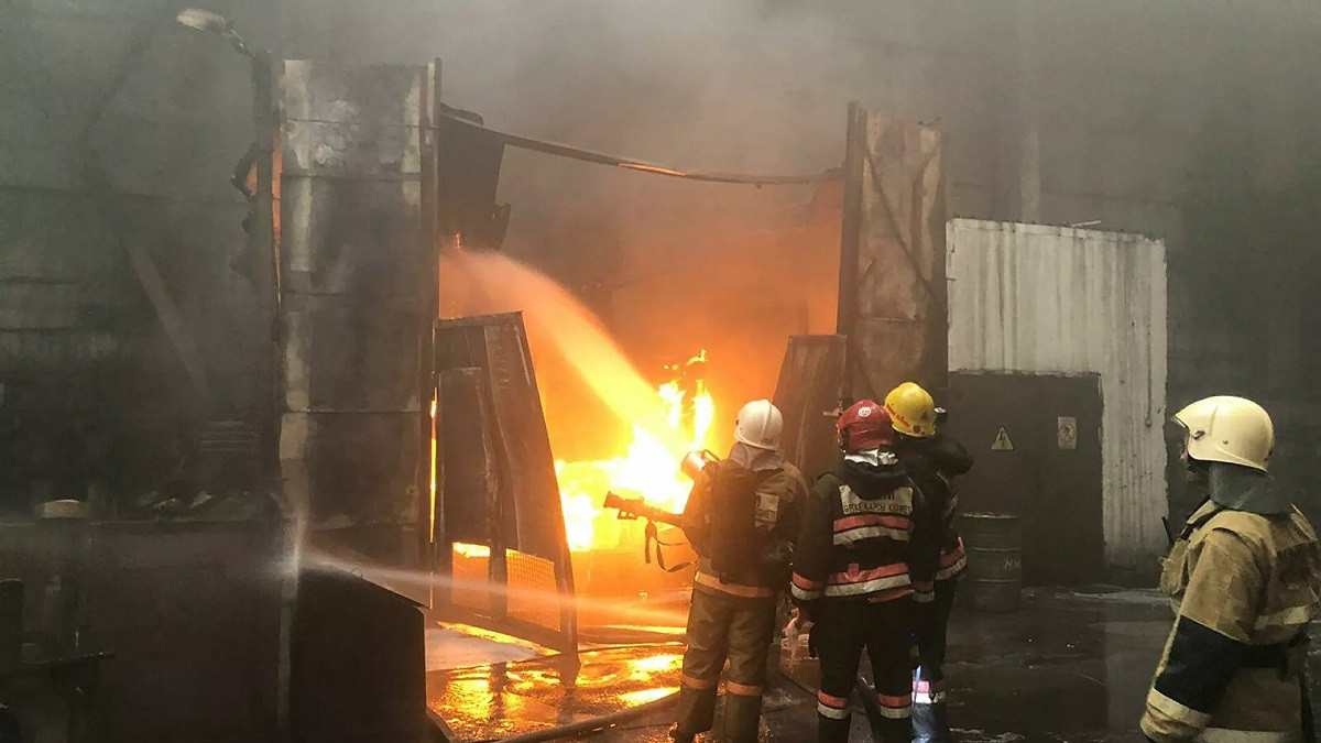 Пожар произошел на промышленном предприятии в Алматы