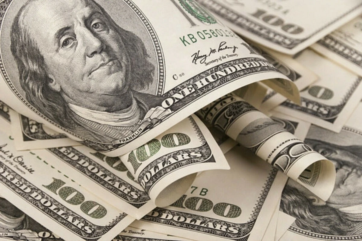 За сколько продают доллары в обменниках Алматы 15 июля