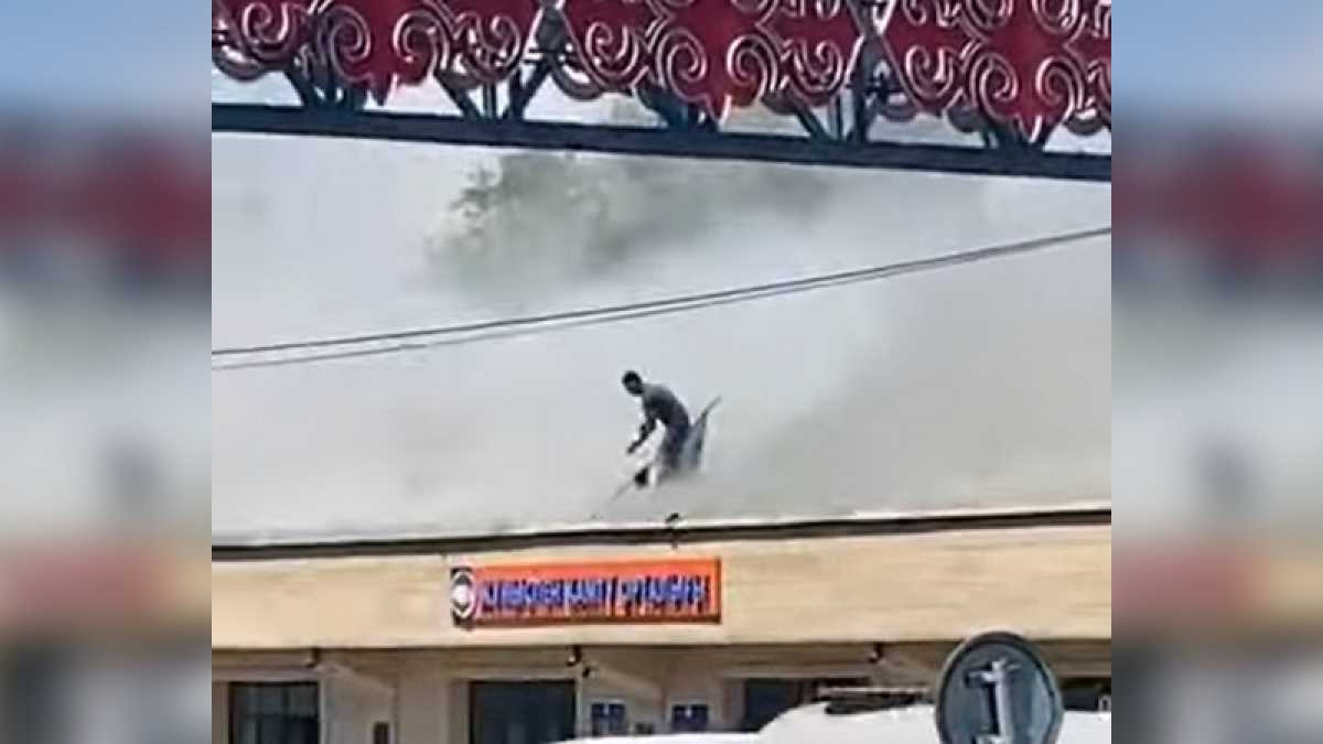 Казахстанский флаг сняли с горящего здания: спасение госсимвола попало на видео