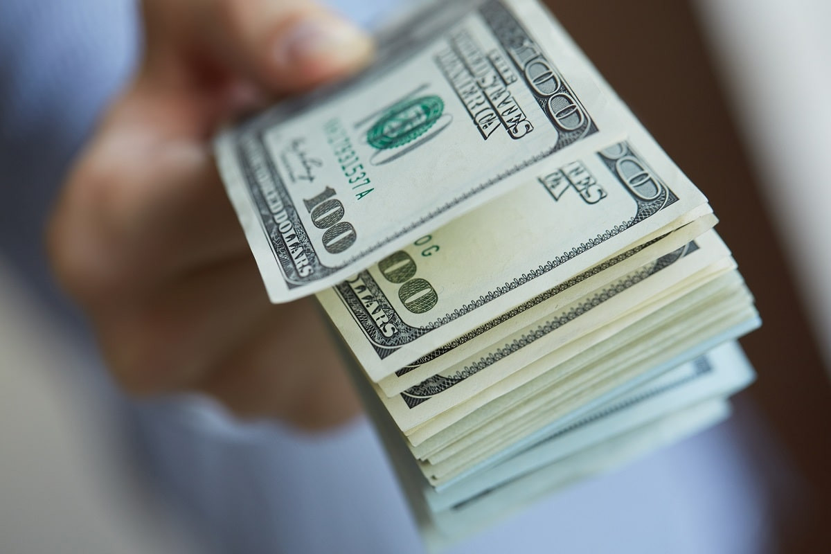 За сколько продают доллары в обменниках Алматы 19 июля 