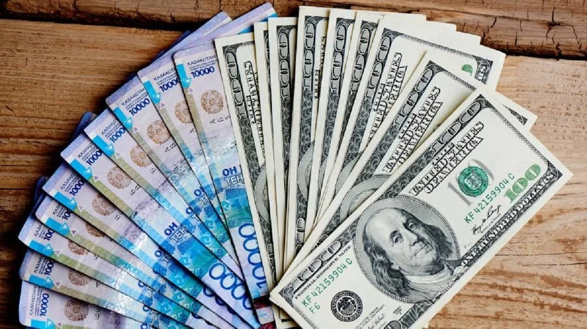 За сколько продают доллары в обменниках Алматы 28 июля
