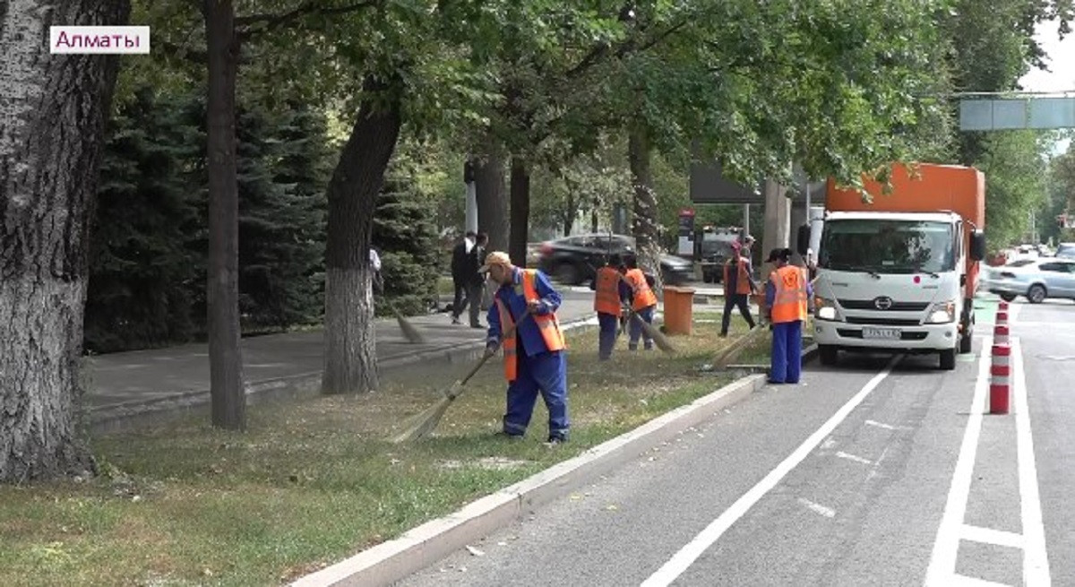 Свыше 1400 рабочих ежедневно привлекают к уборке в Алматы
