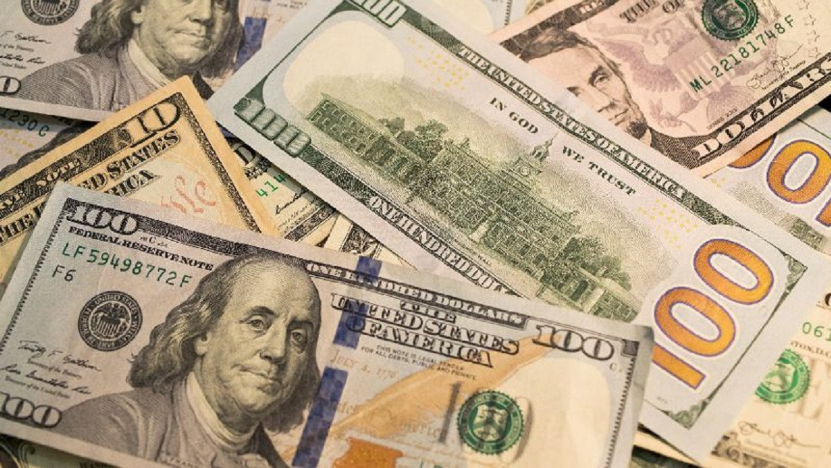 За сколько продают доллары в обменниках Алматы 4 августа