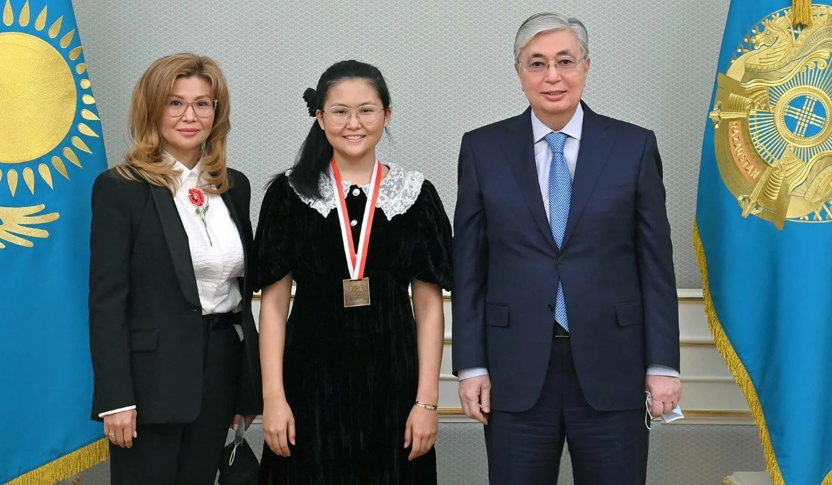 Президент Казахстана поздравил шахматистку Бибисару Асаубаеву с наградой