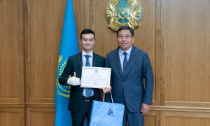 Спас женщину в автобусе: аким Алматы наградил Райымбека Медетбека