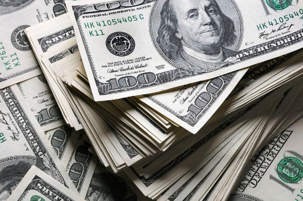 За сколько продают доллары в обменниках Алматы 8 августа