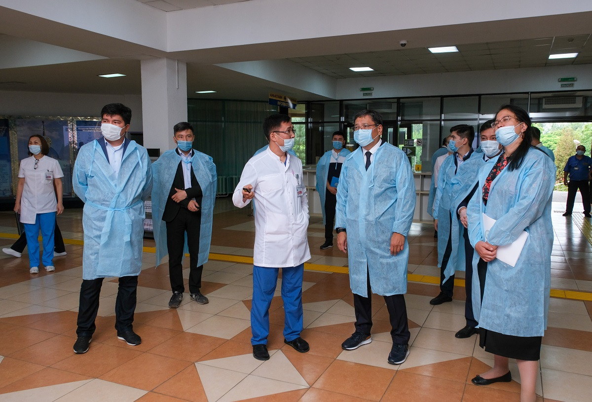 Алматы әкімі Ерболат Досаев қаланың бірқатар денсаулық сақтау нысанын аралады