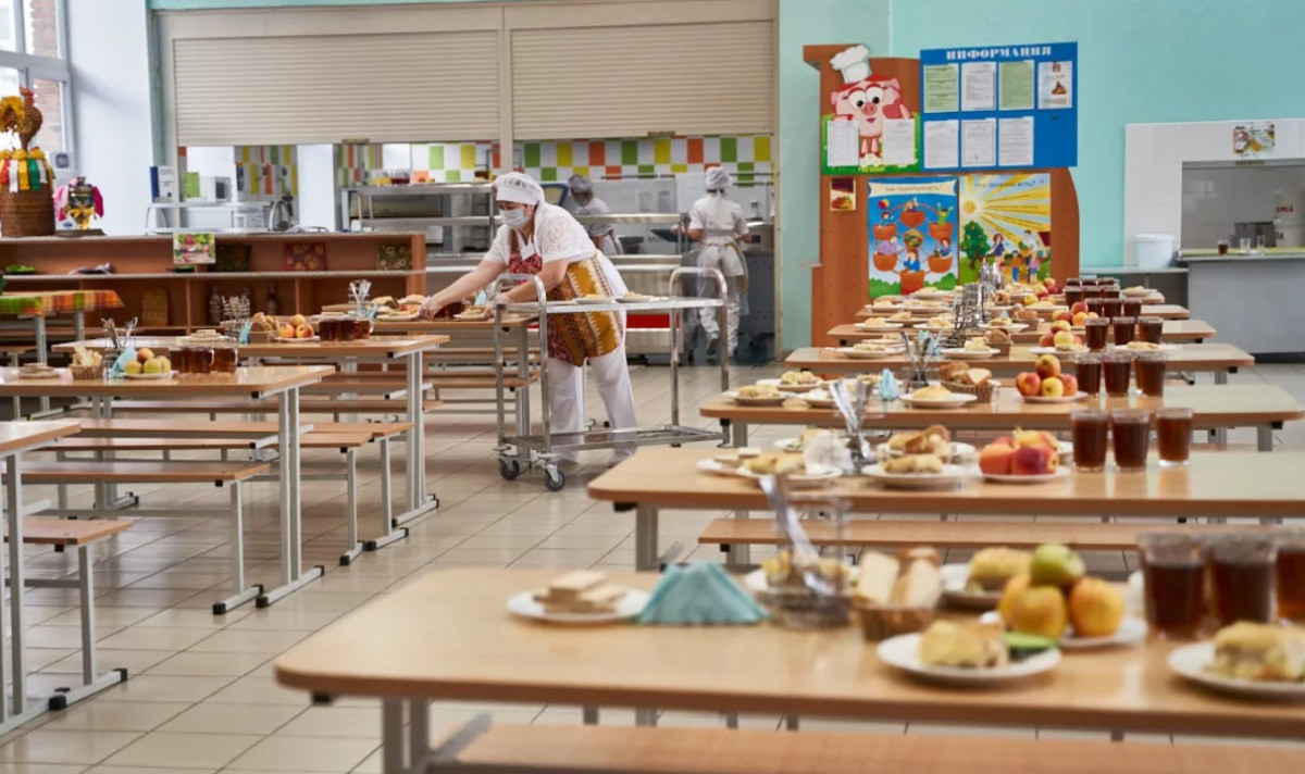 Горячим питанием обеспечат школьников начальных классов в новом учебном году