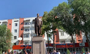 В Таразе открыли памятник Динмухамеду Кунаеву