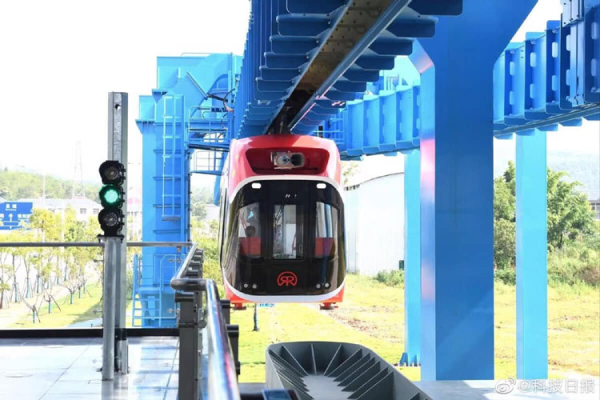 Первая в мире подвесная железная дорога запущена в Китае