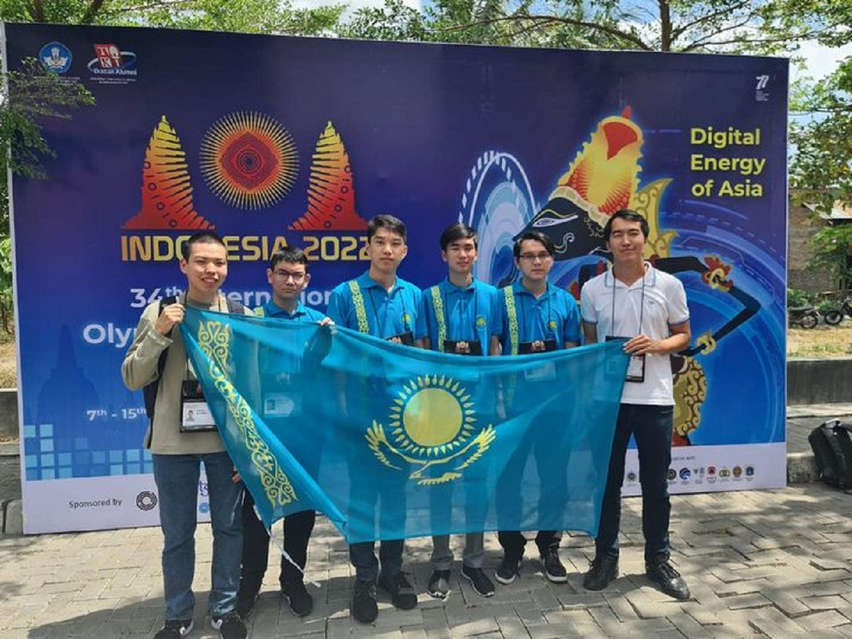 Четыре медали завоевали казахстанские школьники на олимпиаде по информатике в Индонезии