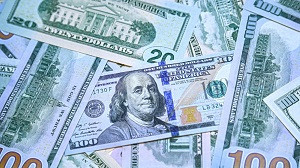 За сколько продают доллары в обменниках Алматы 15 августа