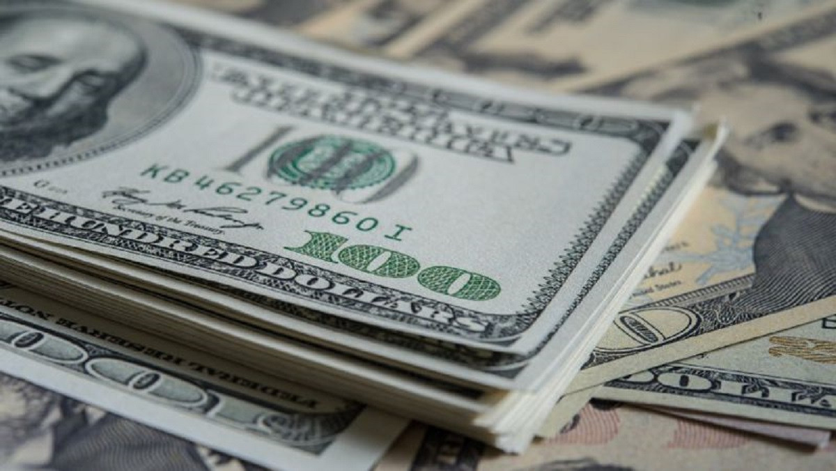 За сколько продают доллары в обменниках Алматы 20 августа