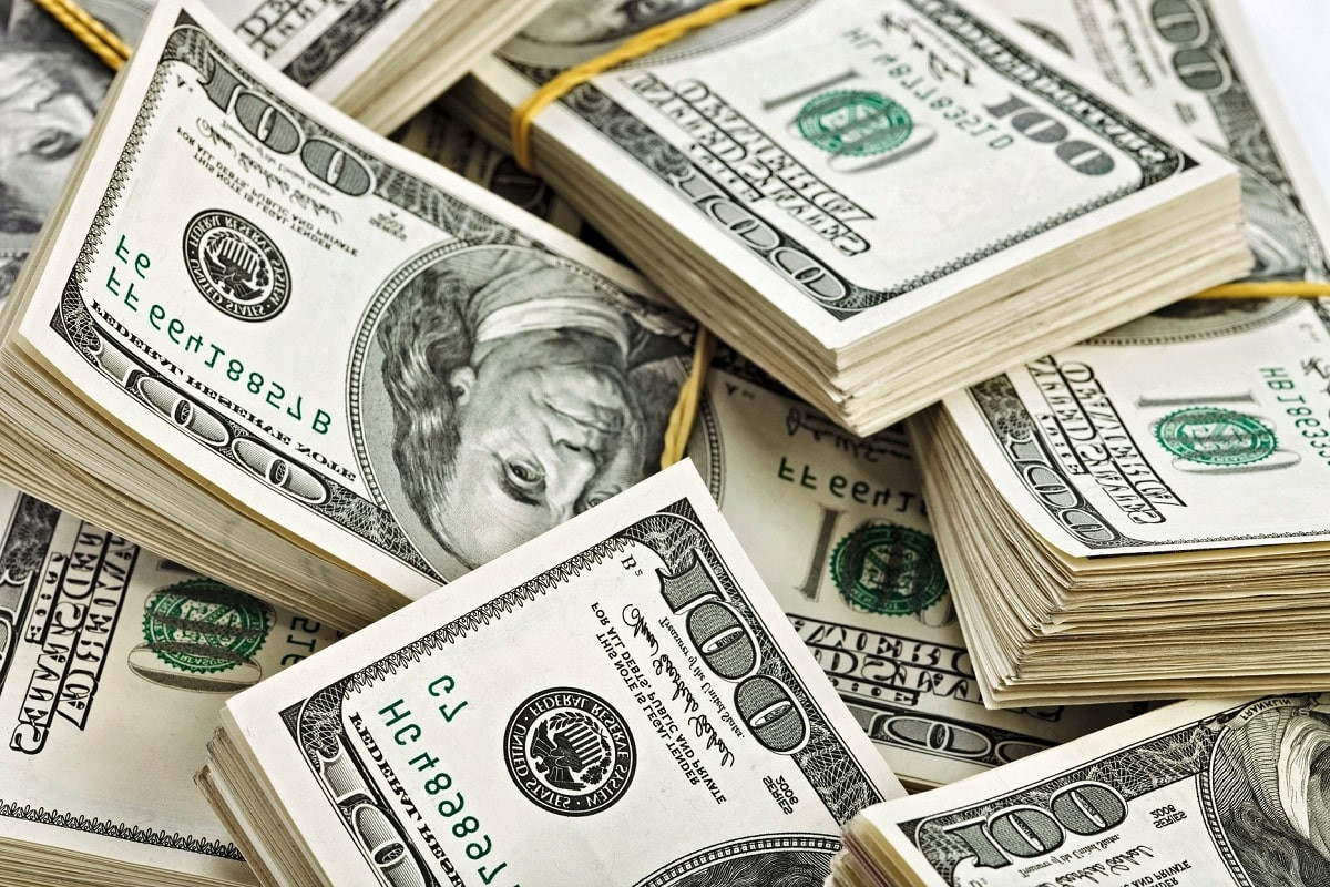 За сколько продают доллары в обменниках Алматы 21 августа