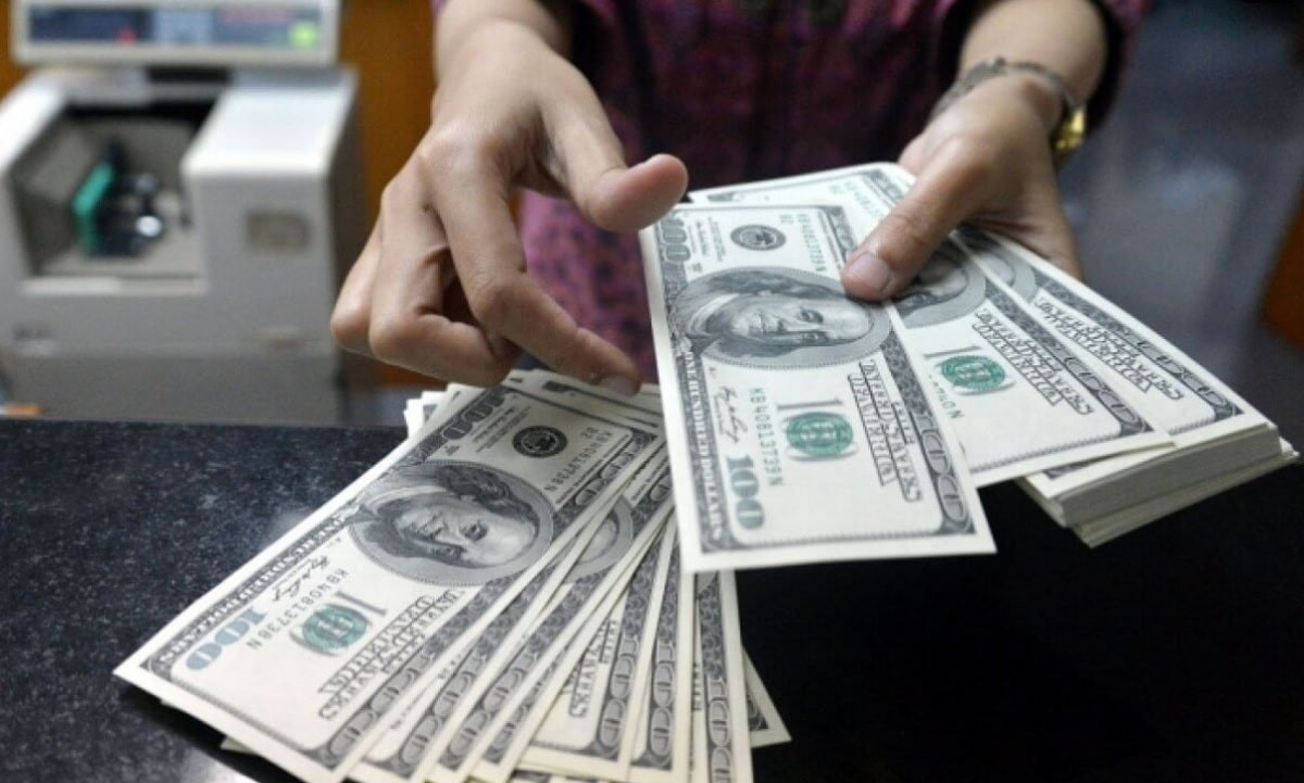 За сколько продают доллары в обменниках Алматы 22 августа