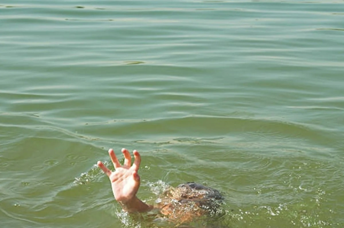 Мать пыталась утопить своих детей в озере Сайран
