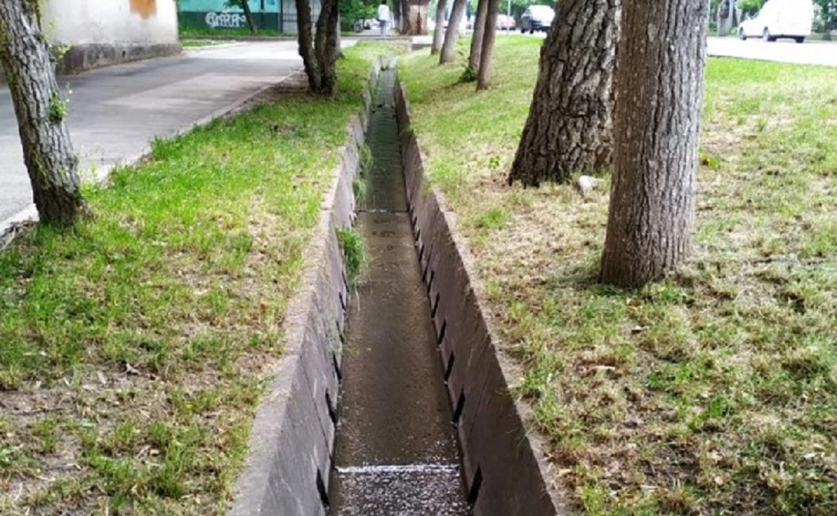 В Алатауском районе ремонтируют арыки, дворы и строят детские площадки