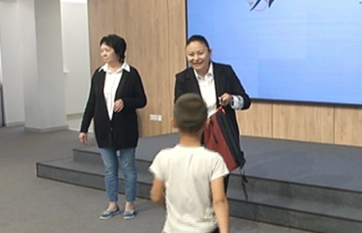  «Мектепке жол»: Алматыда 100-ден астам оқушы сабаққа қажетті құралмен қамтамасыз етілді