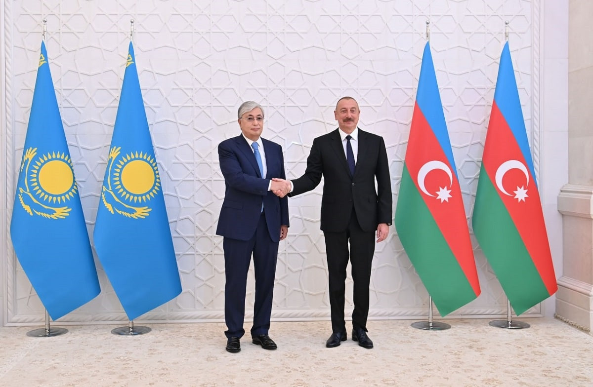 Токаев наградил президента Азербайджана орденом «Алтын Қыран»